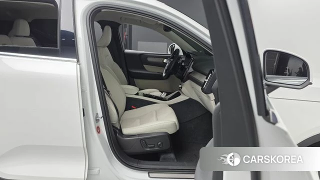 Volvo XC40 2024 Белый из Кореи, фото 2