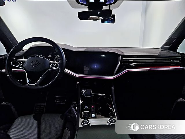 Volkswagen Touareg 3rd generation 2023 Черный из Кореи, фото 2