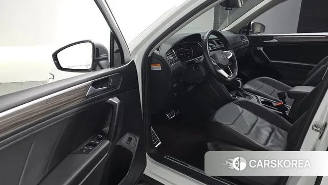 Volkswagen Tiguan Allspace 2022 Белый из Кореи, фото 2