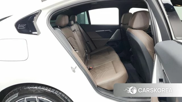 BMW 5 Series (G60) 2024 Белый из Кореи, фото 2