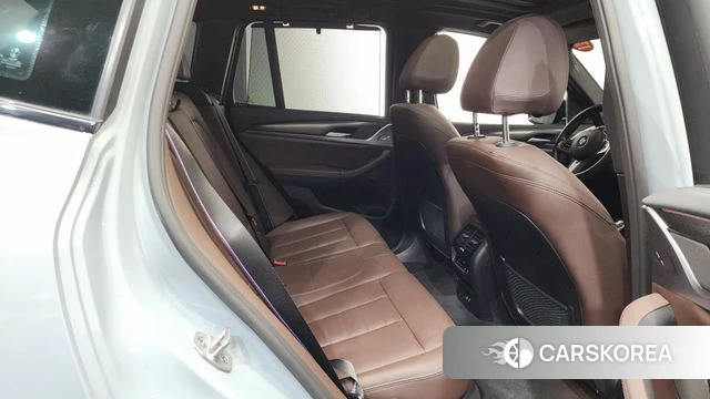 BMW X3 (G01) 2024 Светло-серебряный цвет из Кореи, фото 2