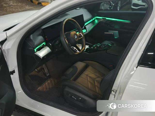 BMW 5 Series (G60) 2025 Белый из Кореи, фото 2