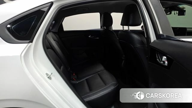 Kia The New K3 2nd generation 2023 Белый из Кореи, фото 2