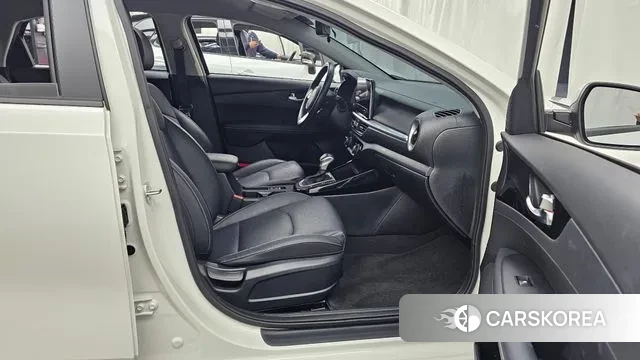 Kia The New K3 2nd generation 2023 Белый из Кореи, фото 2