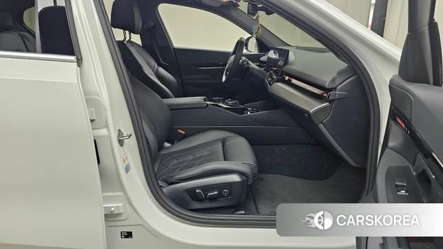 BMW 5 Series (G60) 2024 Белый из Кореи, фото 2