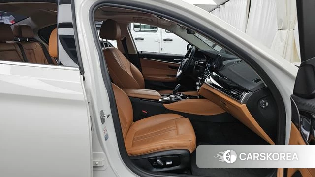 BMW 5 Series (G30) 2018 Белый из Кореи, фото 2