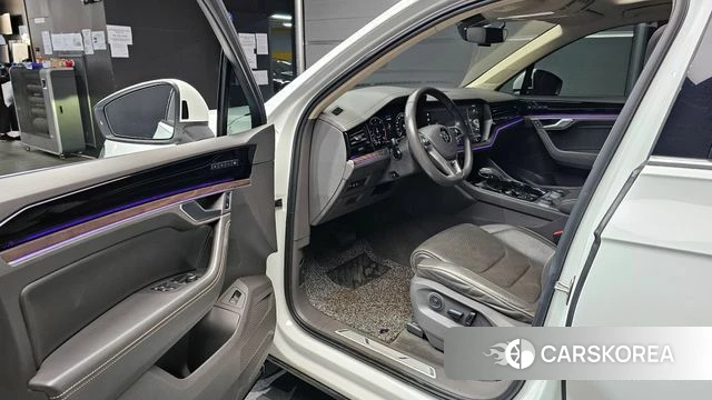 Volkswagen Touareg 3rd generation 2020 Белый из Кореи, фото 2