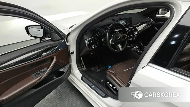 BMW 5 Series (G30) 2018 Белый из Кореи, фото 2