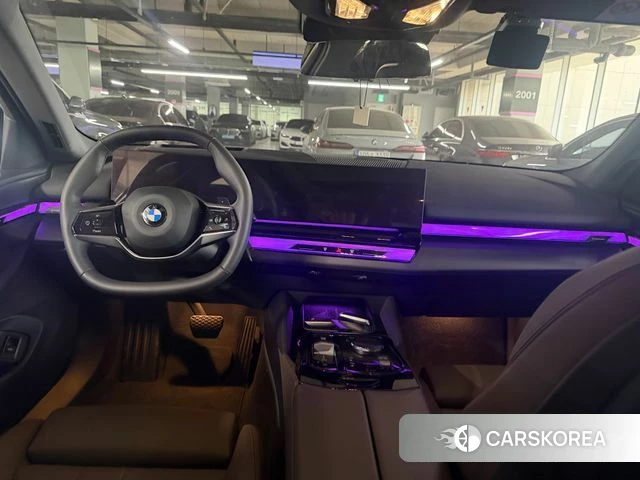 BMW 5 Series (G60) 2025 Черный из Кореи, фото 2