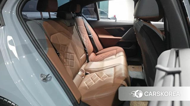 BMW 5 Series (G60) 2024 Серебристо-серый из Кореи, фото 2