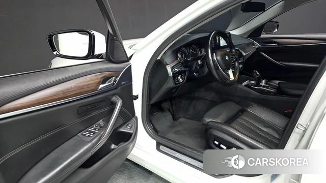 BMW 5 Series (G30) 2018 Черный из Кореи, фото 2