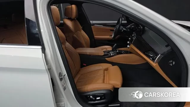 BMW 5 Series (G30) 2021 Белый из Кореи, фото 2