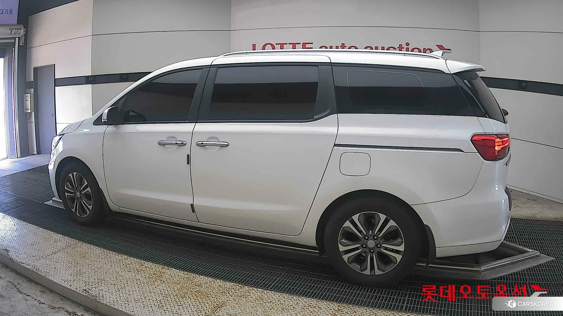 Kia Carnival 2020 Snow White Pearl (optional) из Кореи, фото 2
