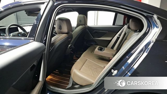 BMW 5 Series (G60) 2025 Черный из Кореи, фото 2