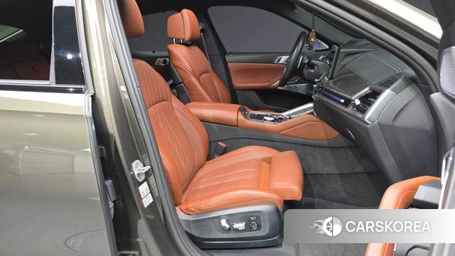 BMW X6 (G06) 2024 Песочный из Кореи, фото 2