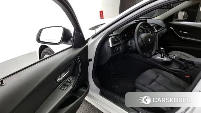 BMW 3 Series (F30) 2018 Белый из Кореи, фото 2