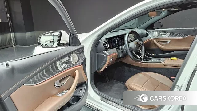 Mercedes-Benz E-Class W213 2023 Белый из Кореи, фото 2