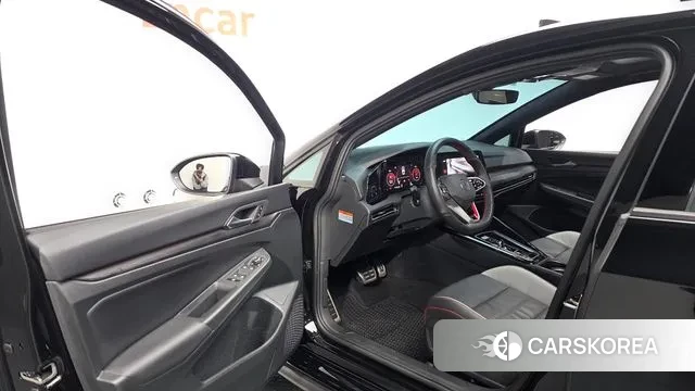 Volkswagen Golf 8th Generation 2024 Черный из Кореи, фото 2