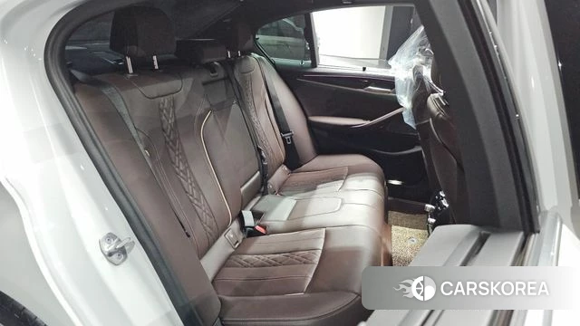 BMW 5 Series (G30) 2023 Белый из Кореи, фото 2