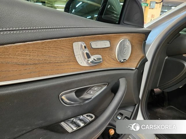 Mercedes-Benz E-Class W213 2021 Серебряный из Кореи, фото 2