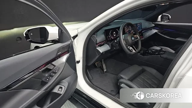 BMW 5 Series (G60) 2025 Белый из Кореи, фото 2