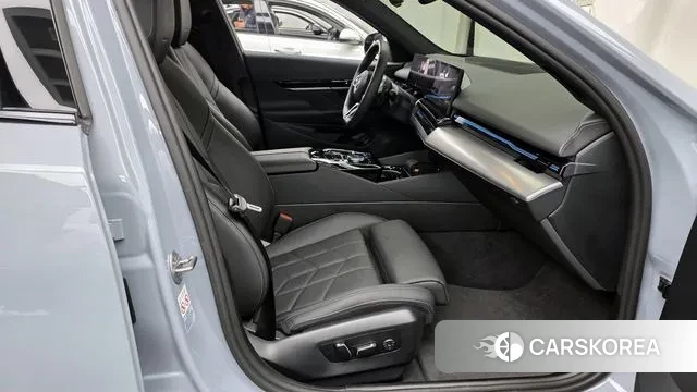 BMW 5 Series (G60) 2024 Светло-серебряный цвет из Кореи, фото 2