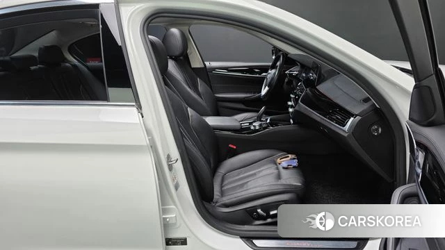BMW 5 Series (G30) 2019 Белый из Кореи, фото 2