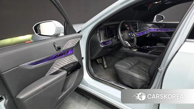 BMW 7 Series (G70) 2023 Светло-серебряный цвет из Кореи, фото 2