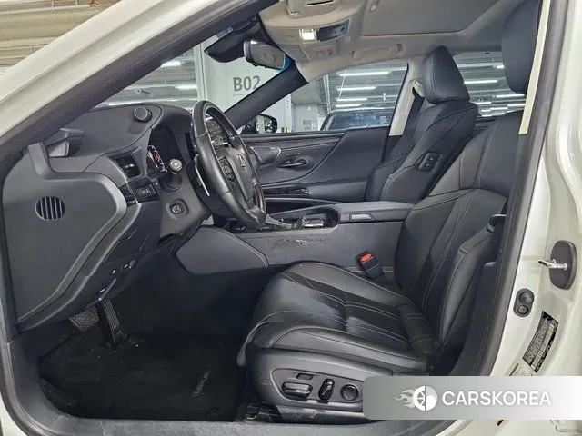 Lexus ES300h 7th generation 2024 Белый из Кореи, фото 2