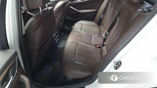 BMW 5 Series (G30) 2018 Белый из Кореи, фото 2