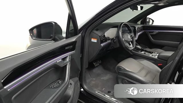 Volkswagen Touareg 3rd generation 2021 Черный из Кореи, фото 2