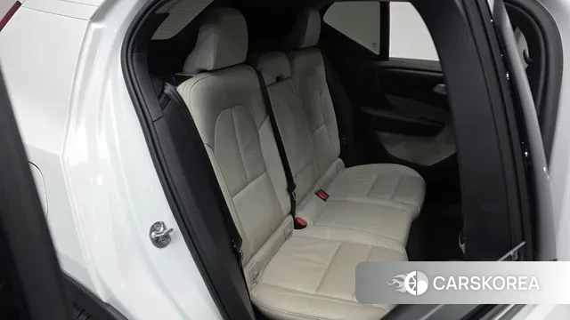 Volvo XC40 2023 Белый из Кореи, фото 2