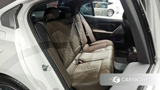 BMW 5 Series (G60) 2025 Белый из Кореи, фото 2