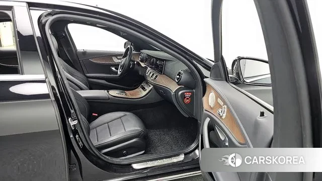 Mercedes-Benz E-Class W213 2022 Черный из Кореи, фото 2