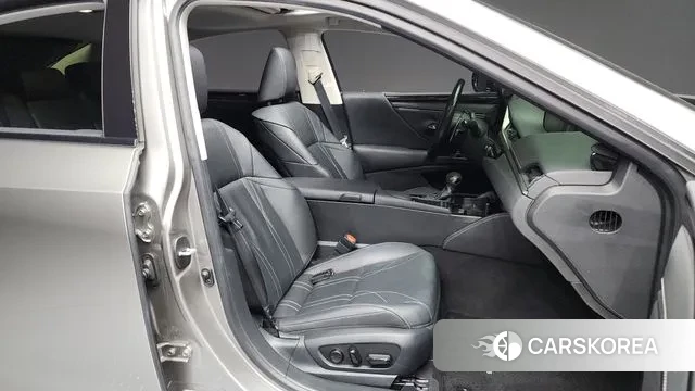 Lexus ES300h 7th generation 2020 Серебристо-серый из Кореи, фото 2