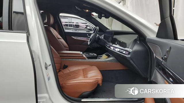 BMW 7 Series (G70) 2023 Белый из Кореи, фото 2