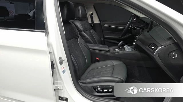 BMW 5 Series (G30) 2020 Белый из Кореи, фото 2