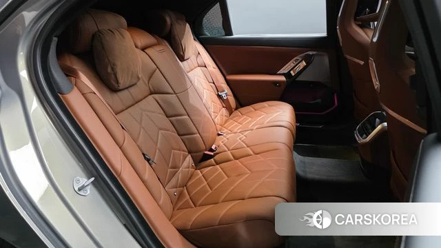BMW 7 Series (G70) 2024 Серебристо-серый из Кореи, фото 2