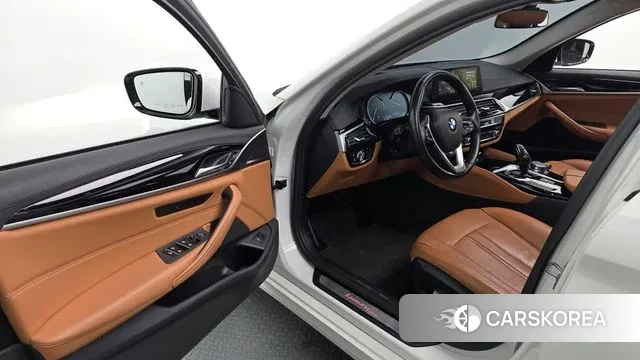 BMW 5 Series (G30) 2018 Белый из Кореи, фото 2