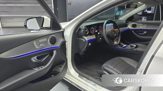 Mercedes-Benz E-Class W213 2018 Белый из Кореи, фото 2