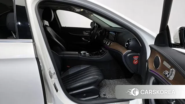 Mercedes-Benz E-Class W213 2018 Белый из Кореи, фото 2