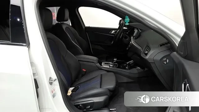 BMW 1 Series (F40) 2023 Белый из Кореи, фото 2