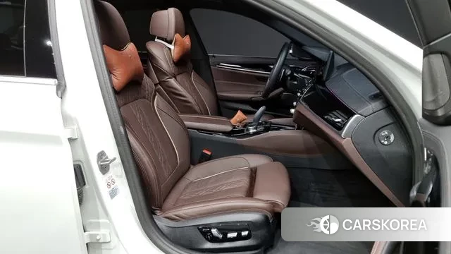 BMW 5 Series (G30) 2023 Белый из Кореи, фото 2