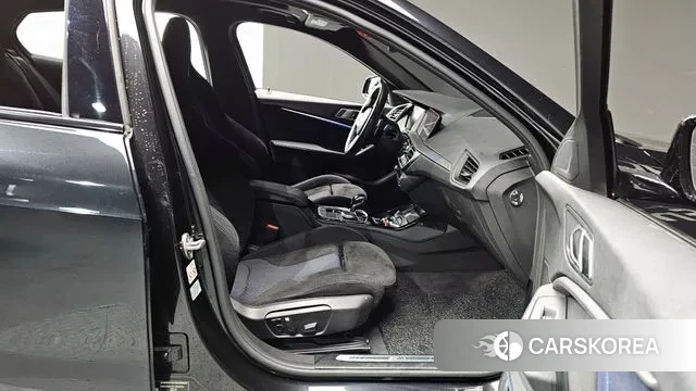 BMW 1 Series (F40) 2020 Черный из Кореи, фото 2