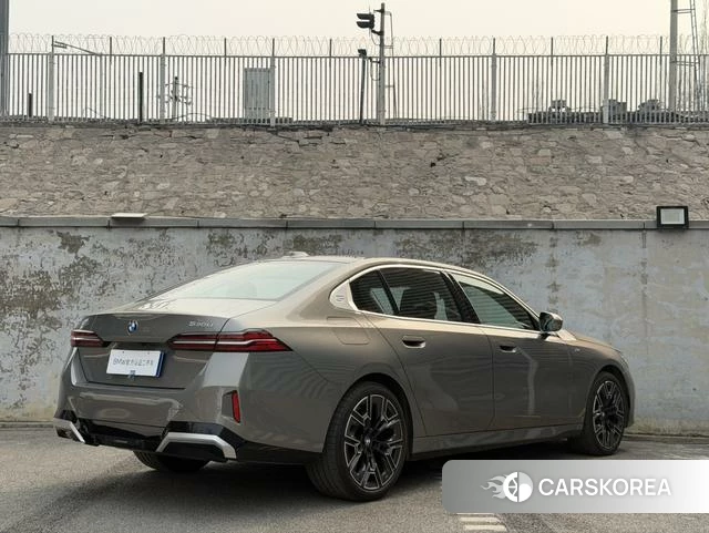 BMW 5 series 2025 Серебристо-серый из Китая, фото 2