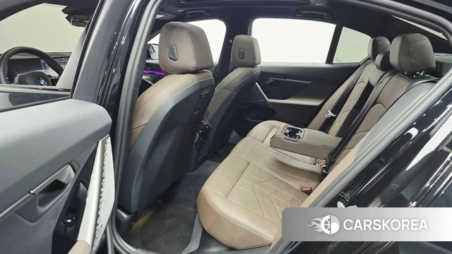 BMW 5 Series (G60) 2025 Черный из Кореи, фото 2