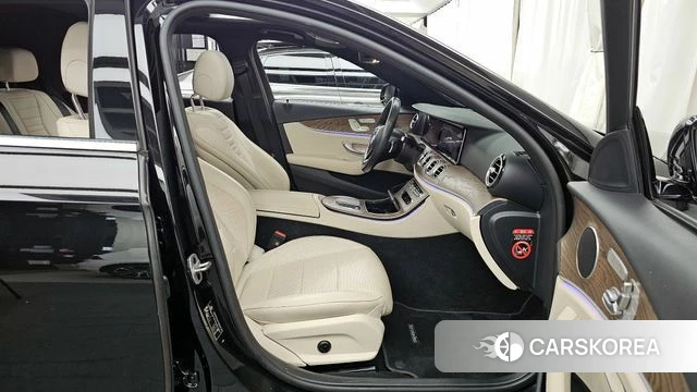 Mercedes-Benz E-Class W213 2023 Черный из Кореи, фото 2