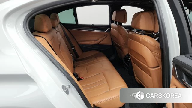 BMW 5 Series (G30) 2022 Белый из Кореи, фото 2
