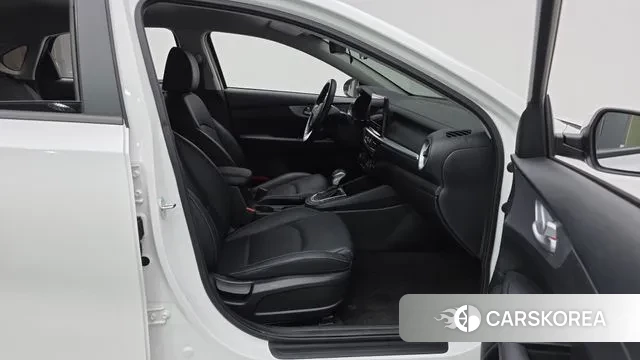 Kia The New K3 2nd generation 2023 Белый из Кореи, фото 2