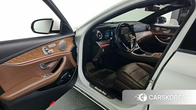 Mercedes-Benz E-Class W213 2023 Белый из Кореи, фото 2